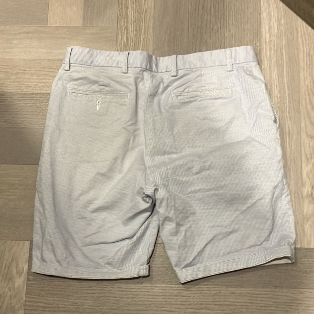 Old Navy Striped Ultimate Slim Shorts - Picture 4 of 4